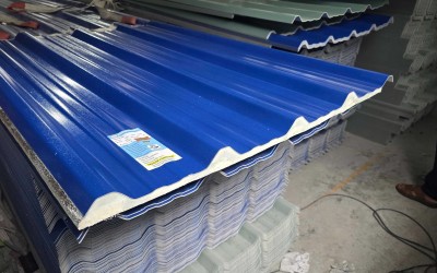 So sánh Tôn nhựa xốp PU và Tôn lạnh: Loại nào tốt hơn?