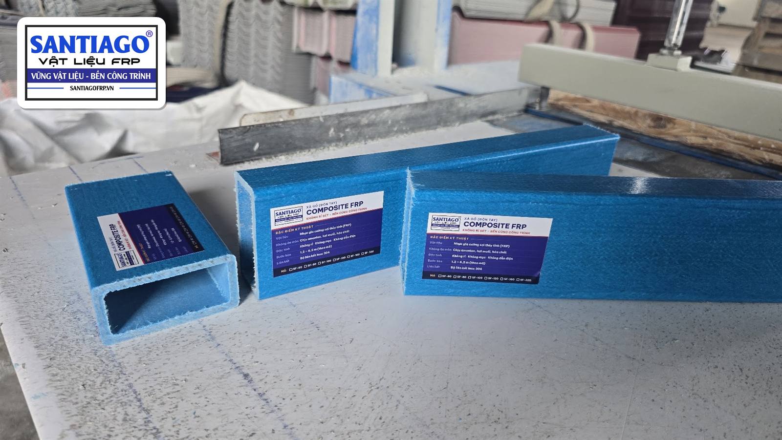 Ba cây xà gồ hộp composite xanh có nhãn Santiago