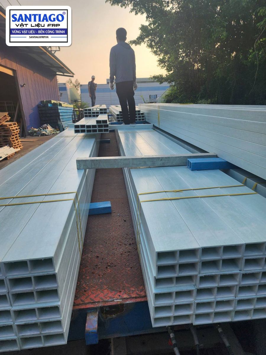 Bó thanh hộp composite dài trên xe