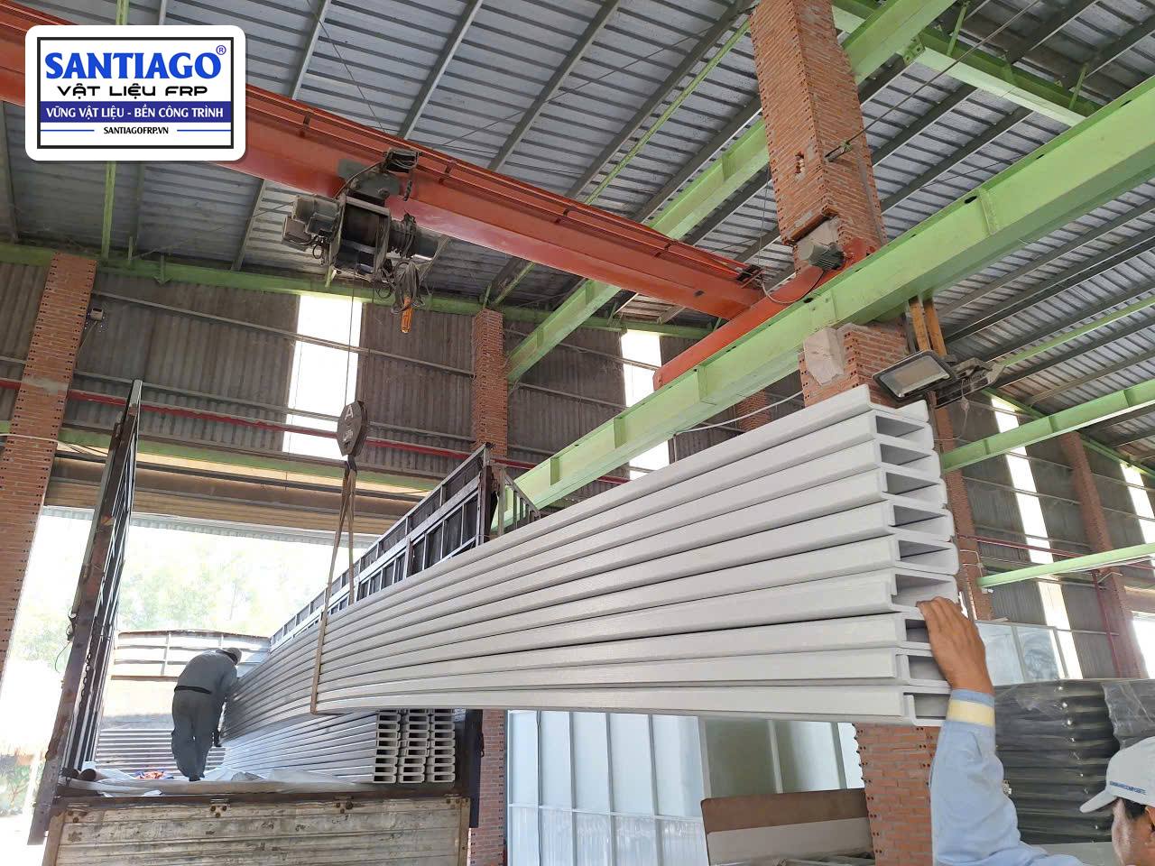 Cẩu thanh composite lên xe trong kho
