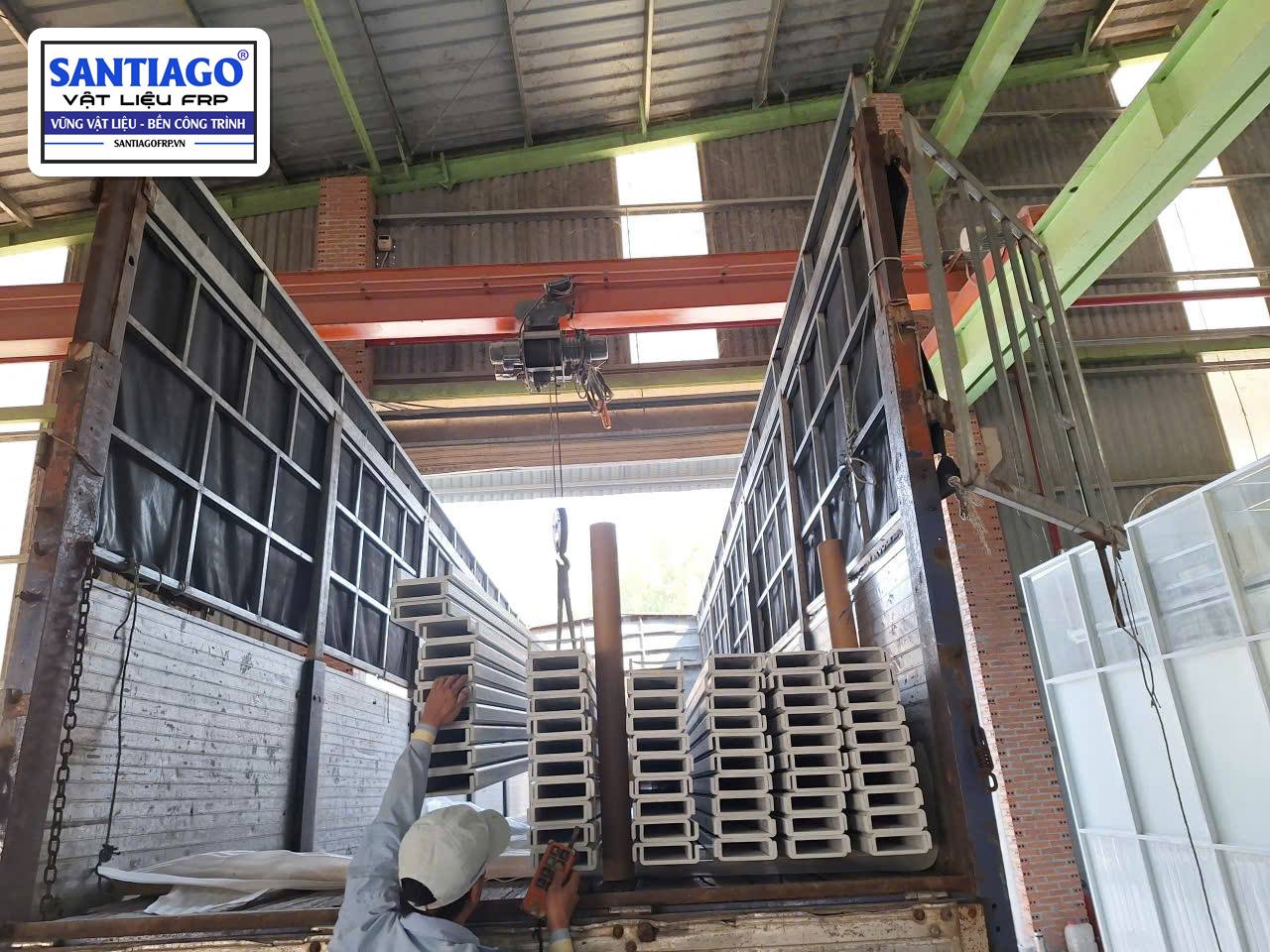 Xếp thanh composite lên thùng xe