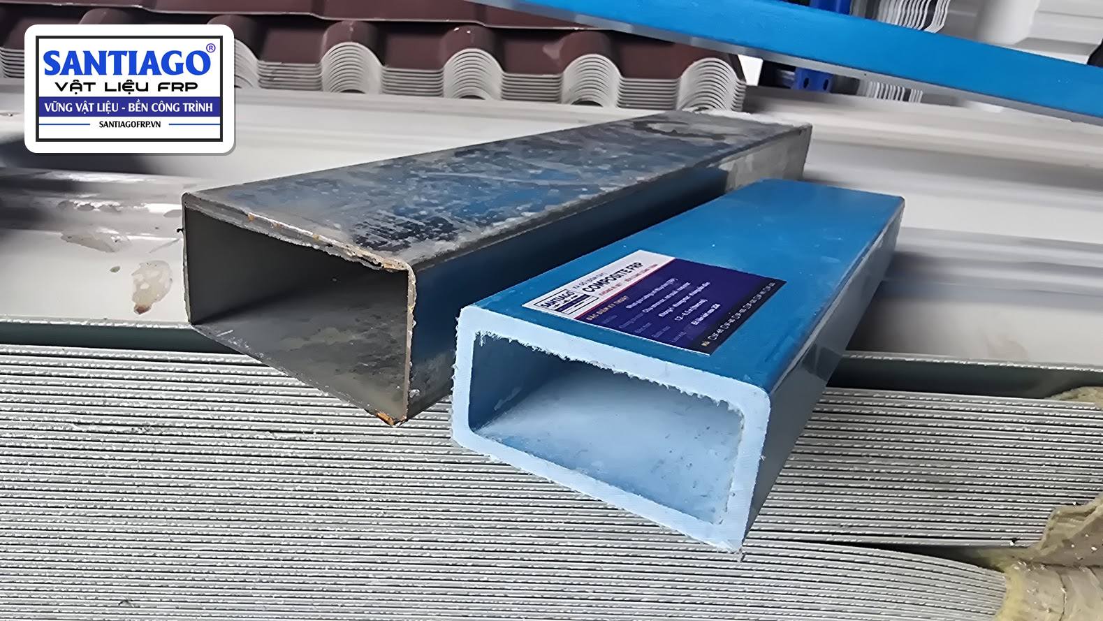 Mép hộp thép đã rỉ so với xà gồ hộp composite