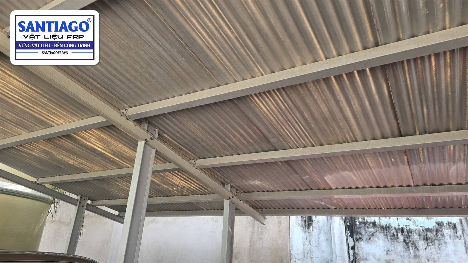 Mái tôn lợp trên các hàng xà gồ hộp composite
