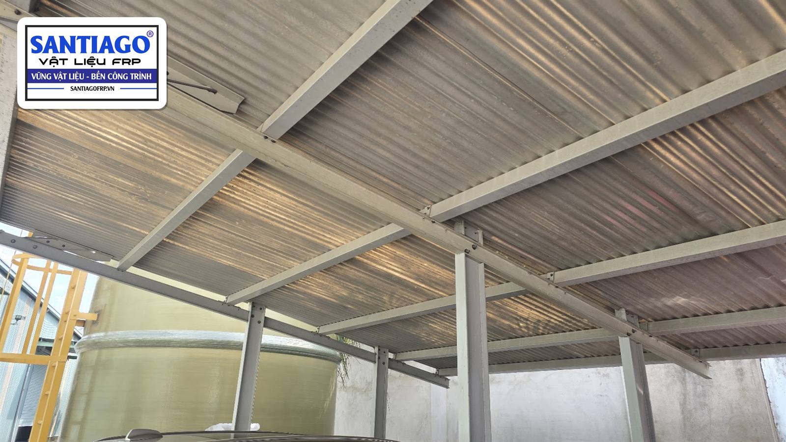 Xà gồ composite gác lên vì kèo của mái che