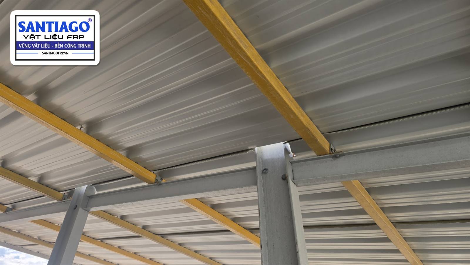 Hàng xà gồ composite vàng đỡ mái tôn, nhìn từ dưới