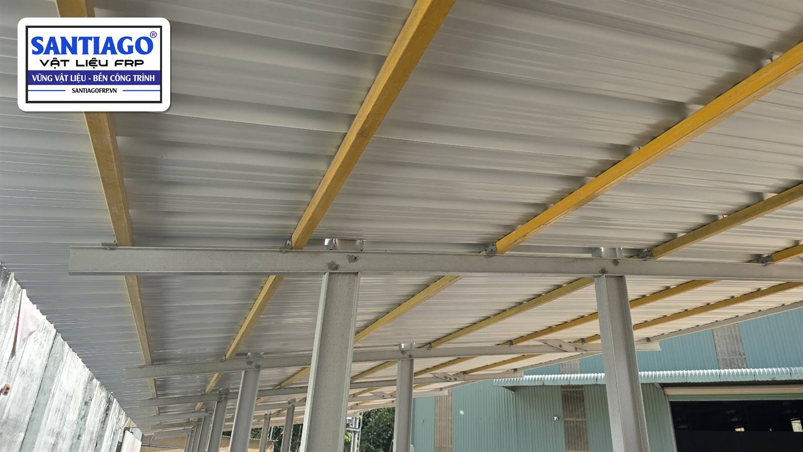 Xà gồ composite vàng dưới mái tôn, gác lên kèo thép