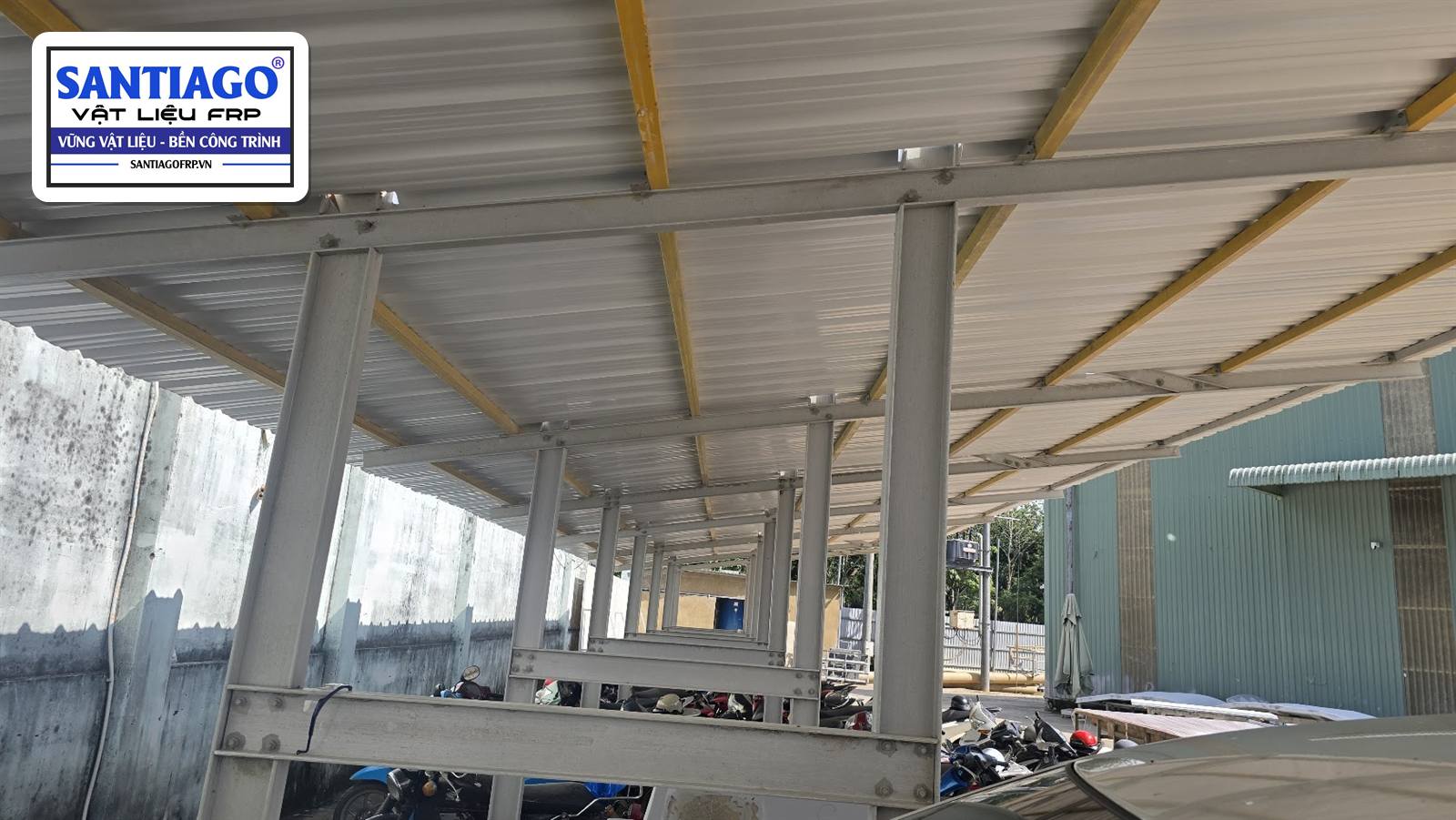 Các hàng xà gồ composite chạy qua nhiều vì kèo