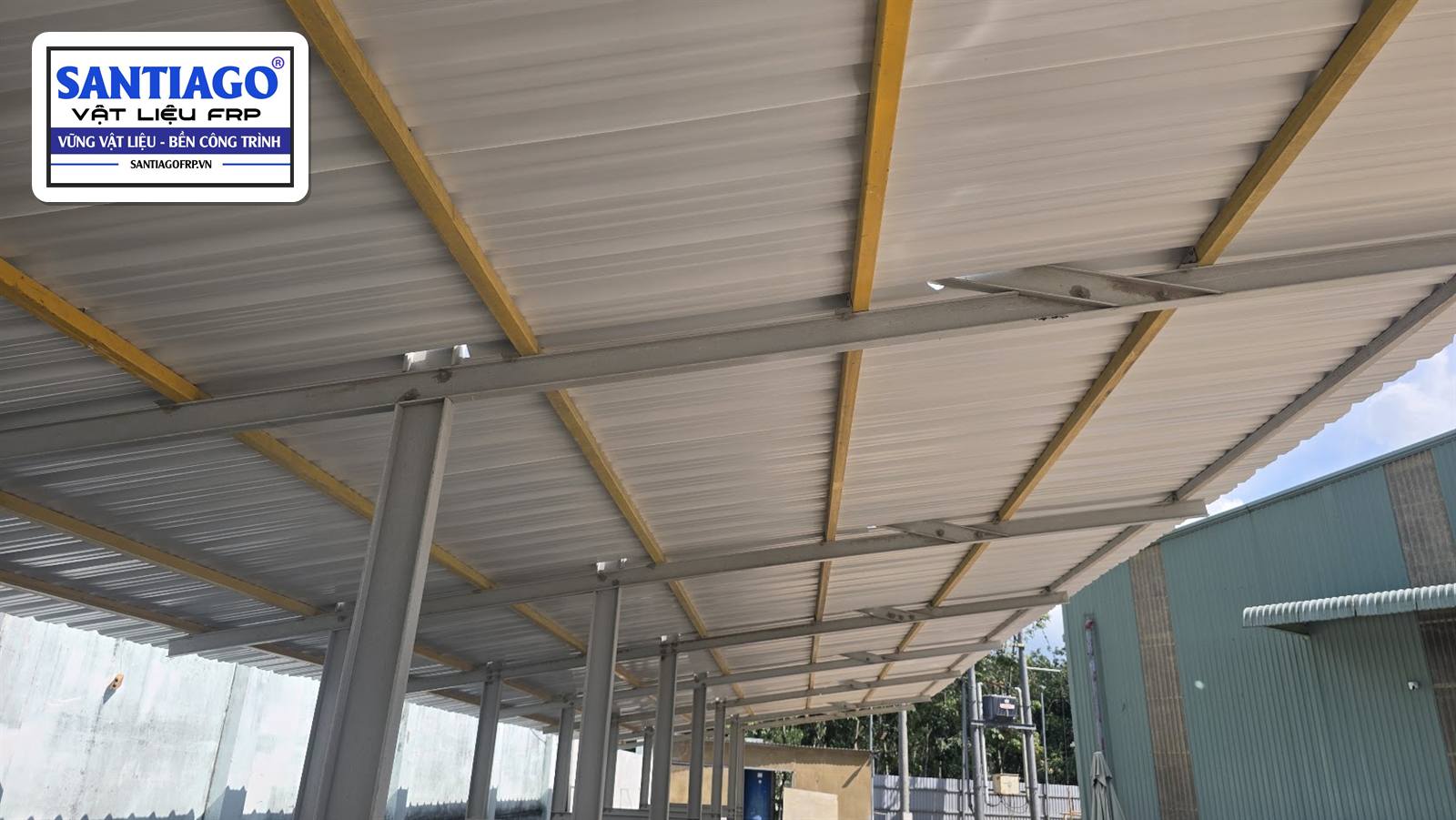 Xà gồ hộp composite bắc qua các vì kèo của mái che