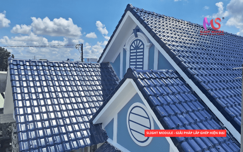 Thi công nhà mái Thái với Tôn ngói nhựa cách nhiệt.