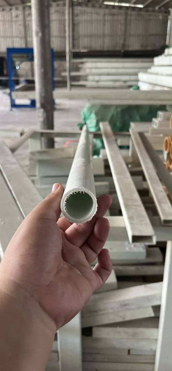 Ống tròn composite cầm vừa một bàn tay