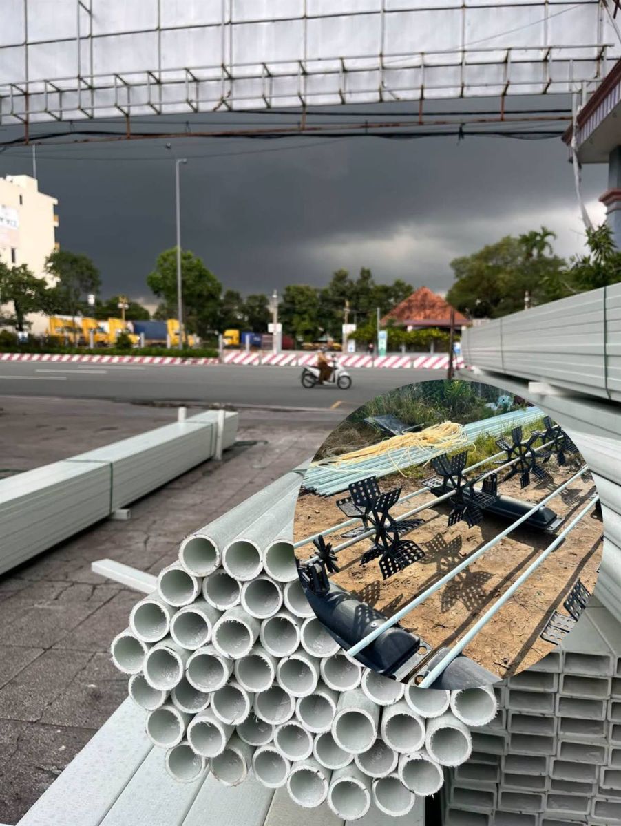 Ống composite xếp chung với cánh quạt nước, chờ chở ra ao