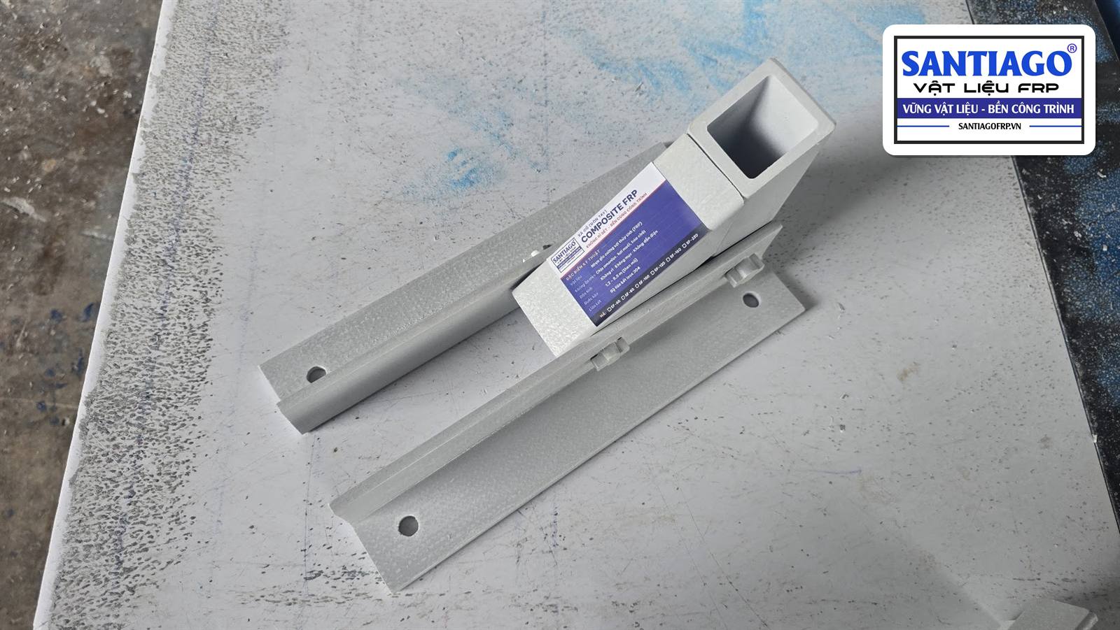 Đoạn hộp composite SF-60 đặt trên bát góc