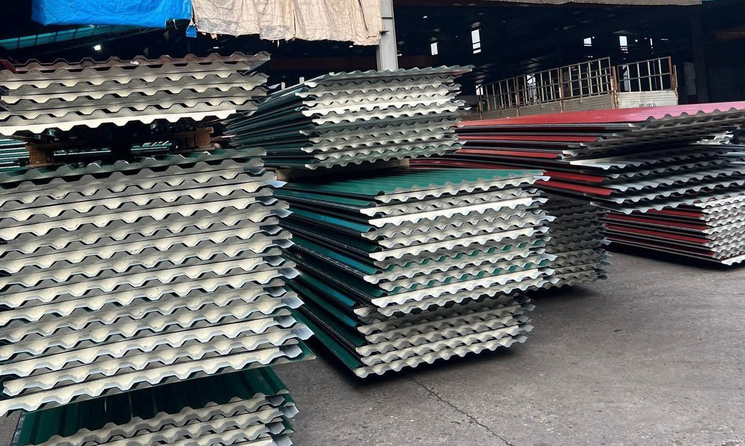 So sánh Tôn nhựa xốp PU vó Tôn lạnh