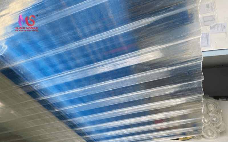 Thi công Tôn nhựa lấy sáng trong suốt