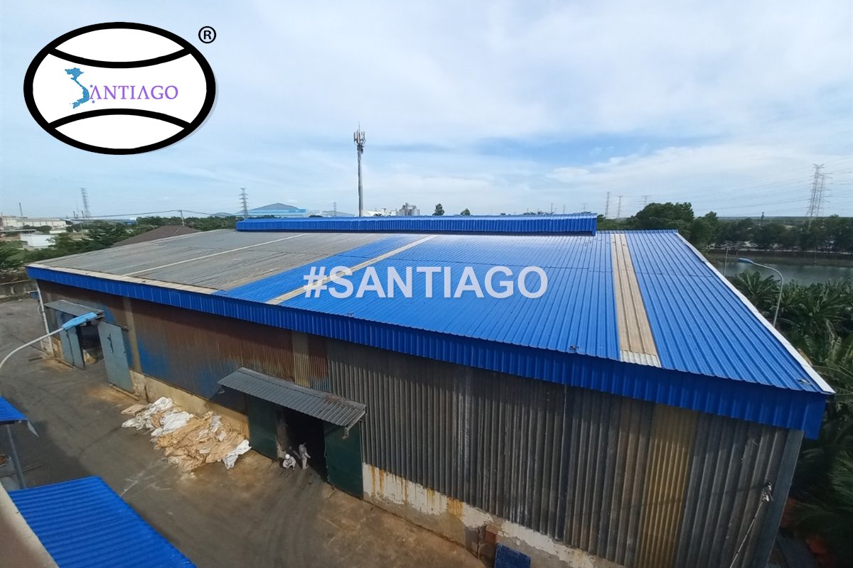 Mái nhà kho lớn lợp tôn nhựa, mái rộng cần máng và phễu lớn