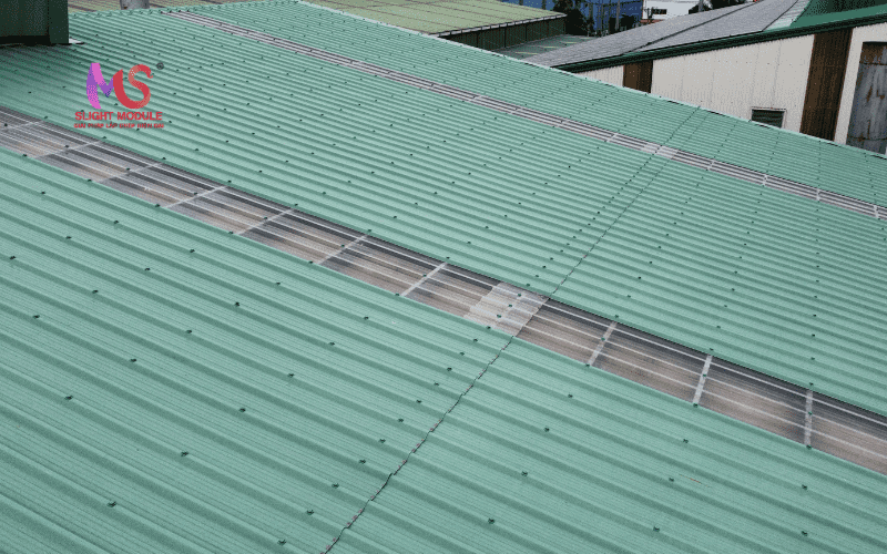 Tôn xốp PU cách nhiệt kết hợp Tôn nhựa lấy sáng