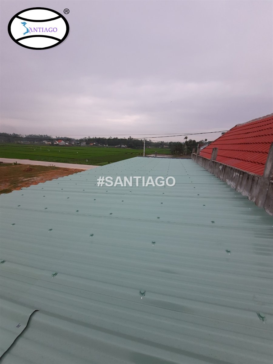 Lợp tôn nhựa Santiago màu xanh ngọc trên mái nhà dài một tầng