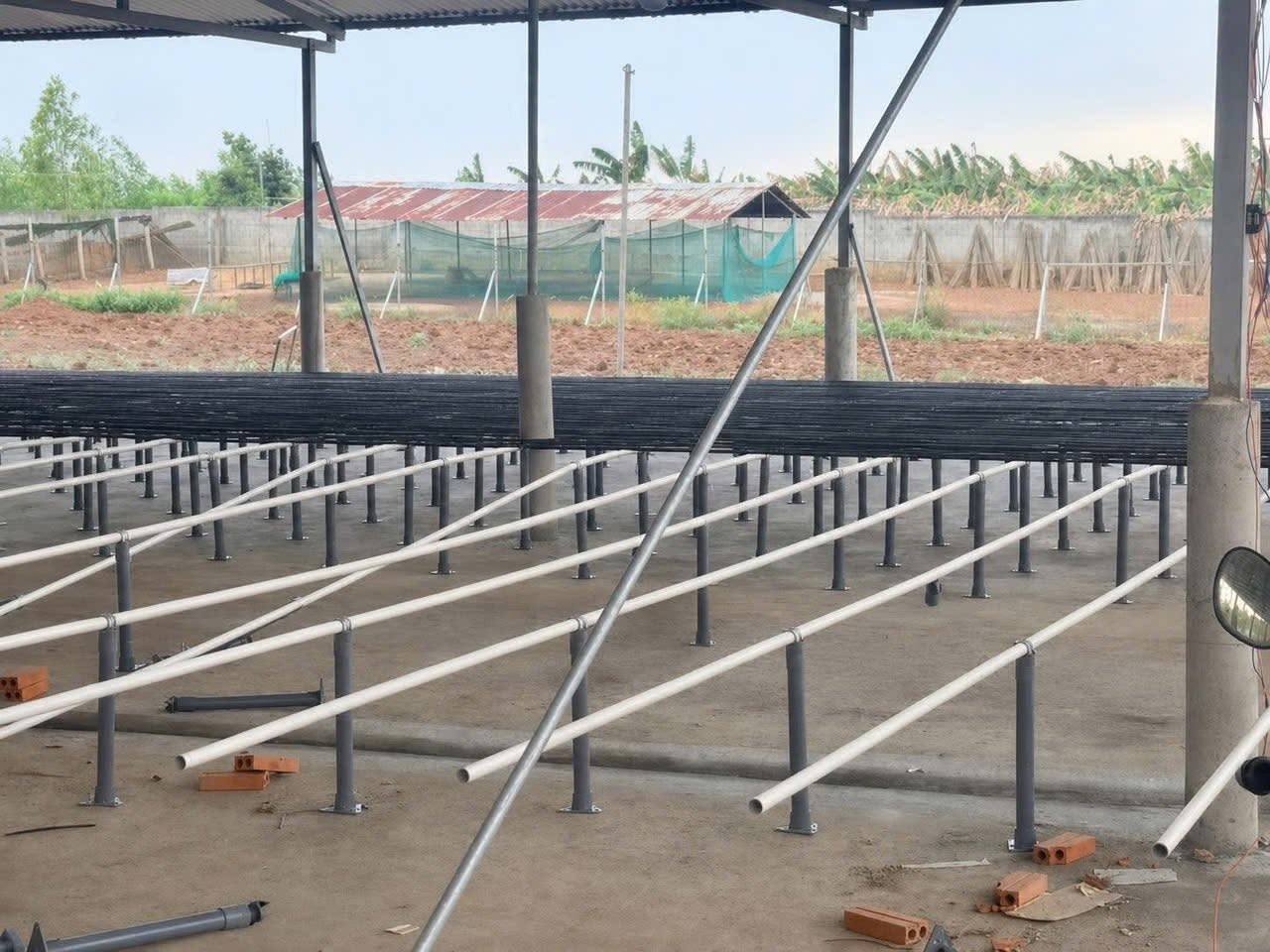 Khung giàn composite nhà màng đang lắp