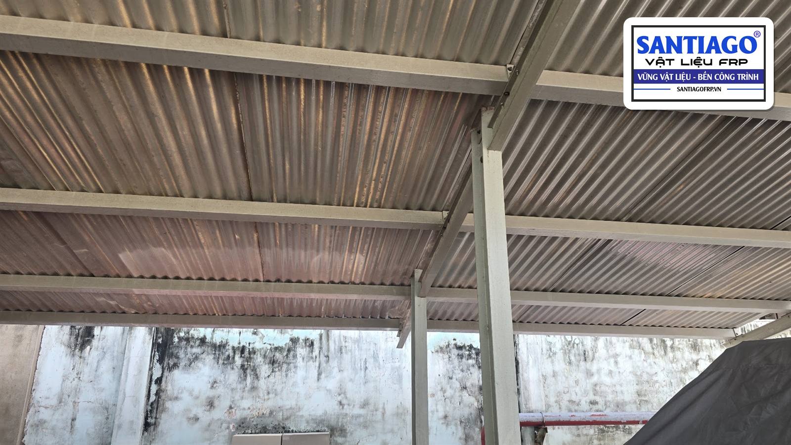 Mái che xà gồ composite nhìn từ dưới