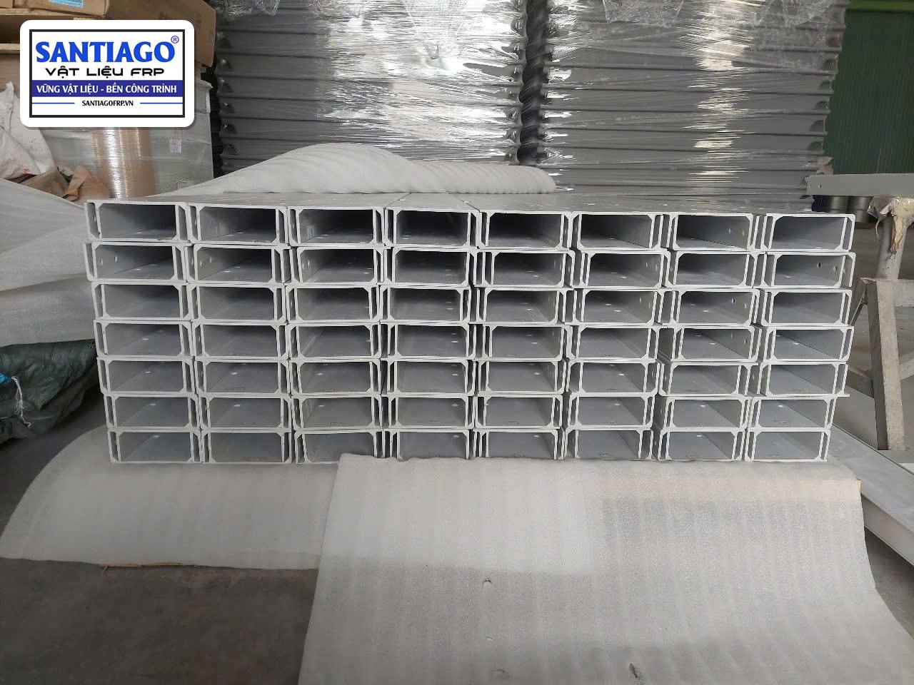 Thanh chữ C FRP xếp hàng