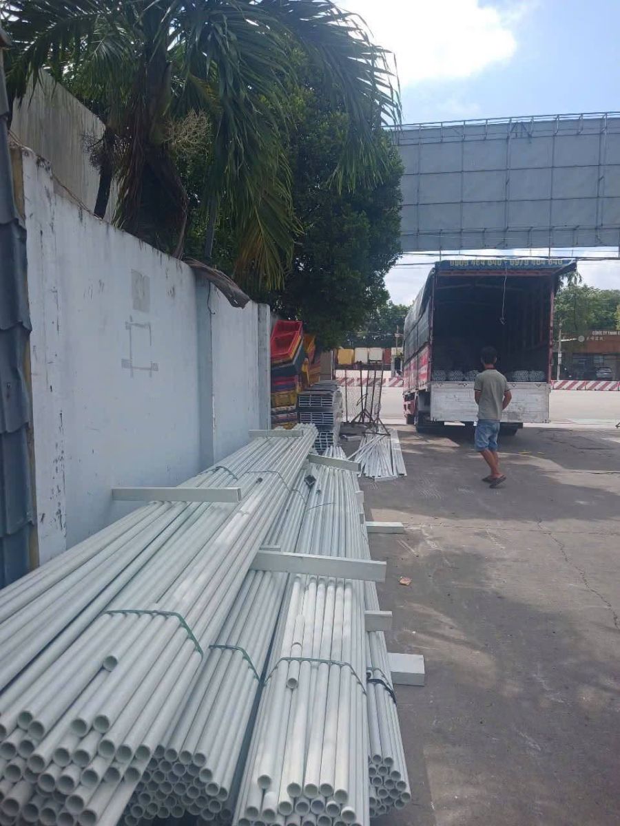 Thanh composite tập kết ven tường