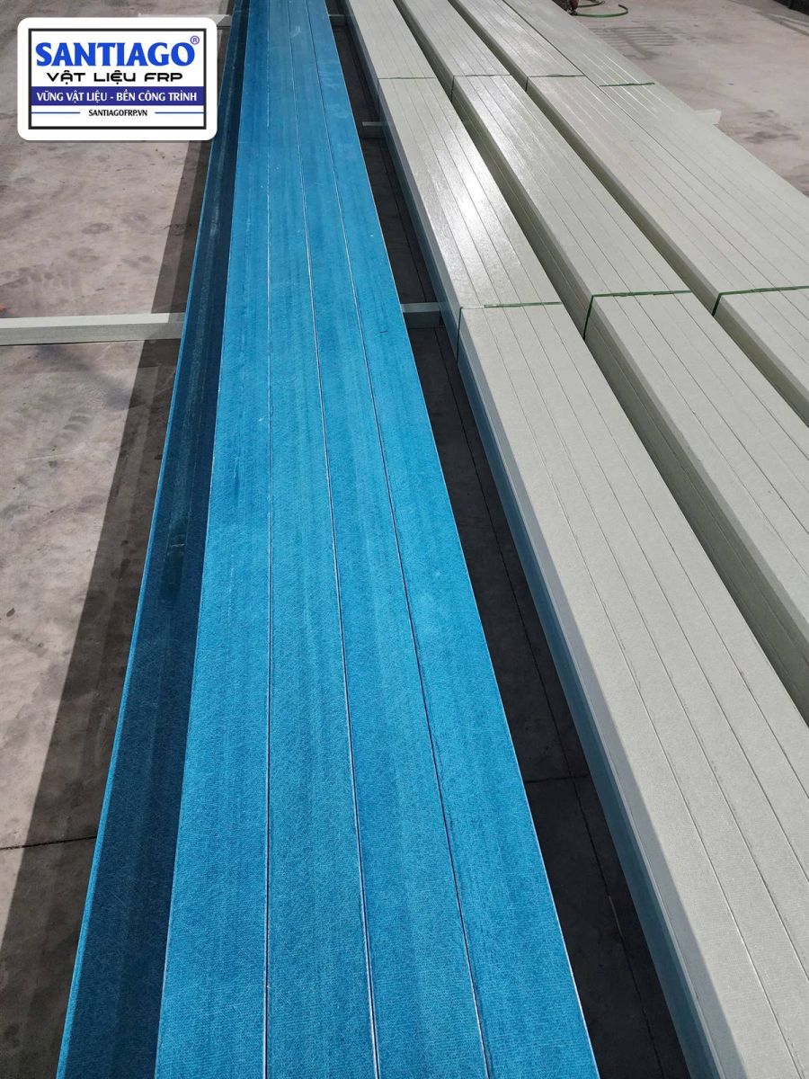 Thanh composite xanh và trắng mặt trên