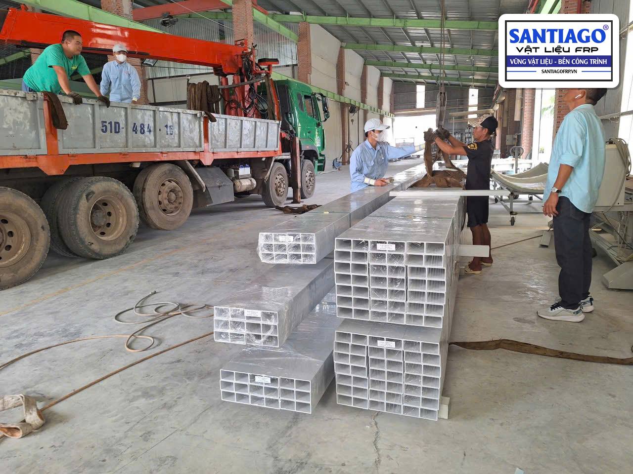 Xe cẩu bốc thanh hộp composite giao hàng