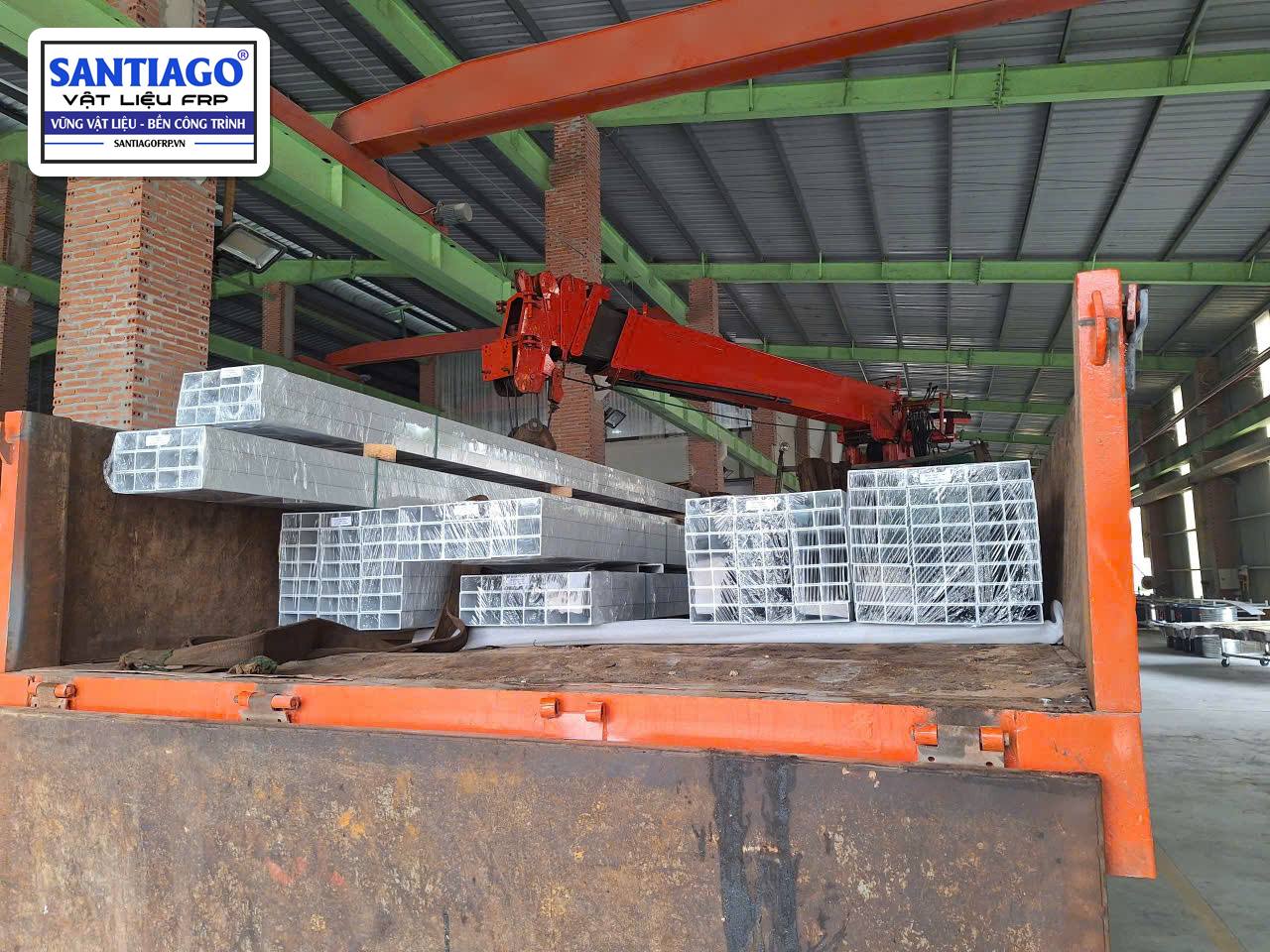 Xe cẩu chở thanh hộp composite đi giao